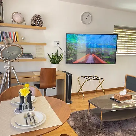 Private, Detached In Apartamento
